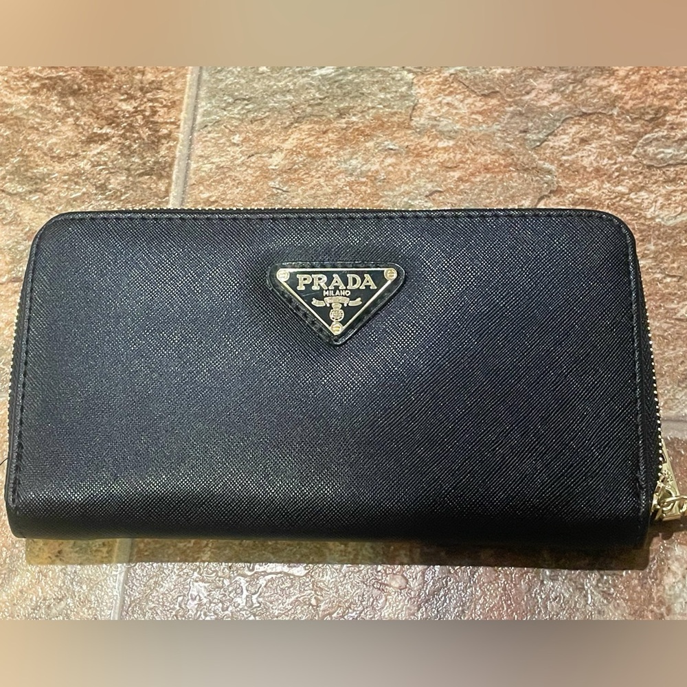 Pradaa logo monogram long wallet to match your bag or purse 😎💕🔥